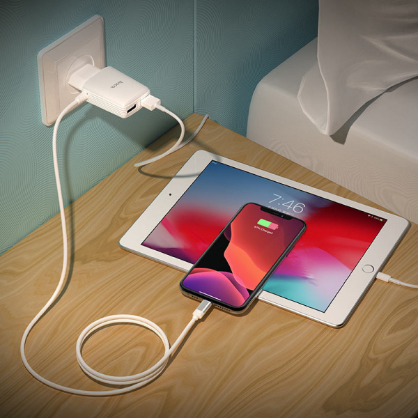 Зарядное устройство HOCO C82A Real, 2.4A, белый, кабель Lightning