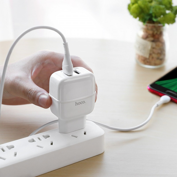 Зарядное устройство HOCO C77A Highway, 2.4A, белый, кабель micro USB